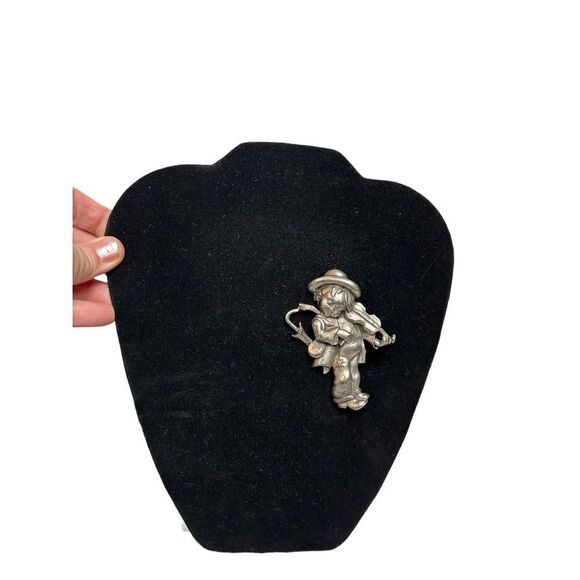 Vintage brushed Silver Brooch - Model on Hummel Little Fiddler Boy with Violin p - Picture 6 of 7